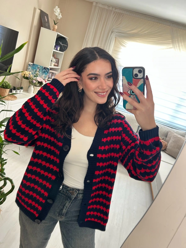 Kırmızı Desenli Lacivert Düğmeli Triko Hırka