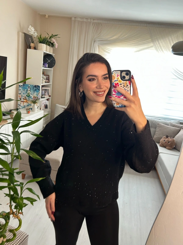 Siyah Taş Detaylı Işıltılı V Yaka Triko Kazak