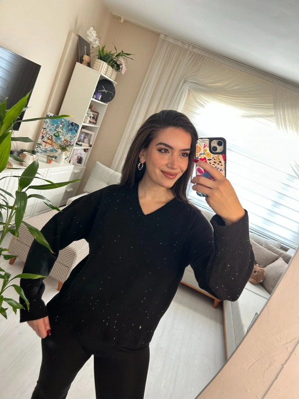 Siyah Taş Detaylı Işıltılı V Yaka Triko Kazak