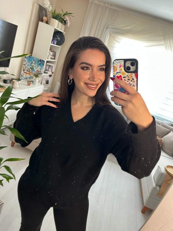 Siyah Taş Detaylı Işıltılı V Yaka Triko Kazak