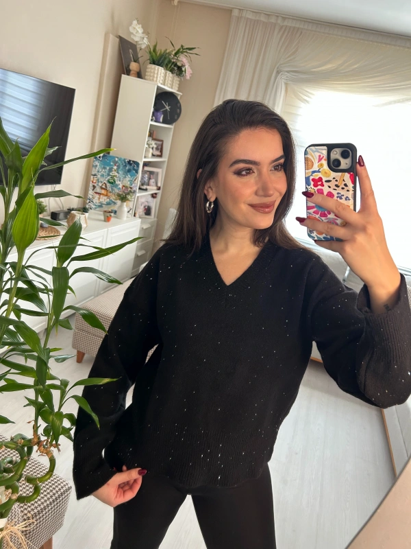 Siyah Taş Detaylı Işıltılı V Yaka Triko Kazak