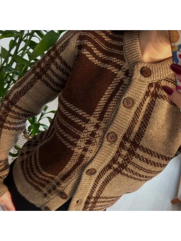 Kahverengi Ekose Desenli Düğmeli Triko Hırka