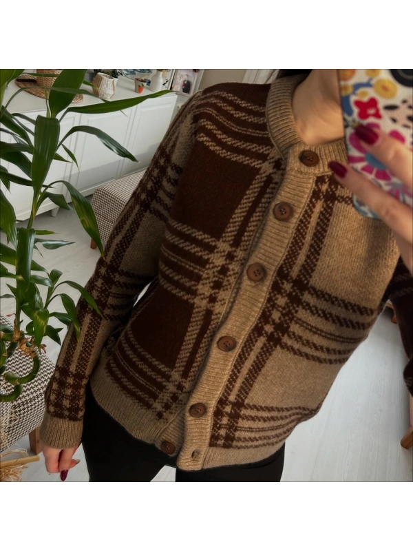 Kahverengi Ekose Desenli Düğmeli Triko Hırka