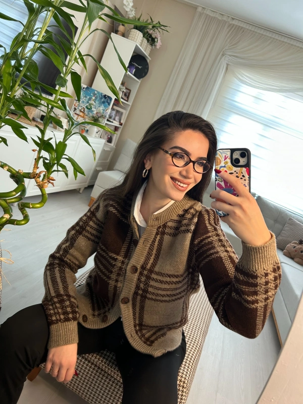 Kahverengi Ekose Desenli Düğmeli Triko Hırka