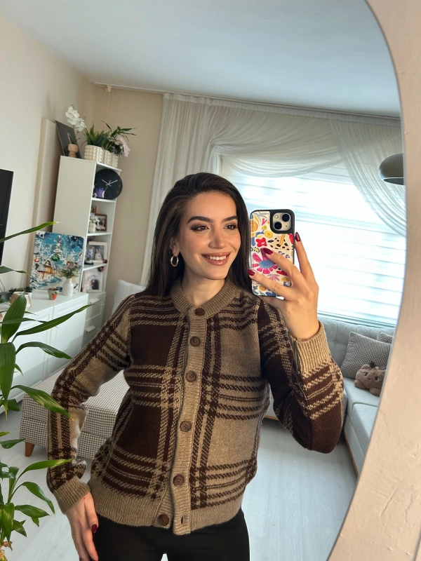 Kahverengi Ekose Desenli Düğmeli Triko Hırka