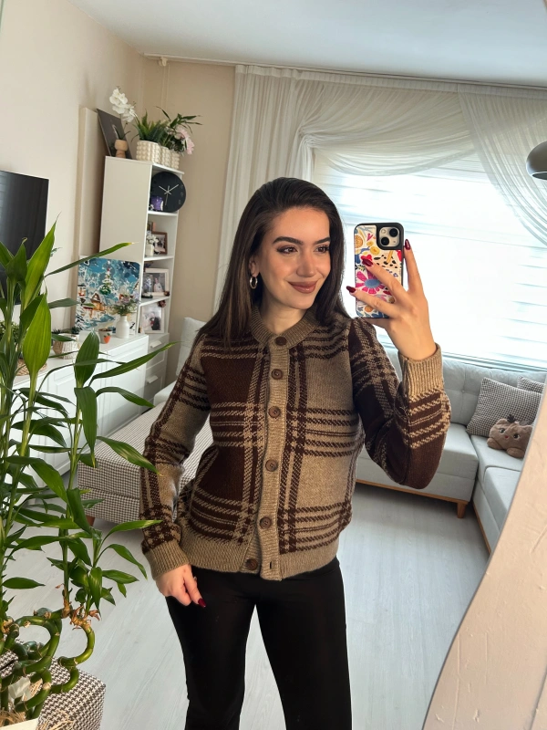 Kahverengi Ekose Desenli Düğmeli Triko Hırka