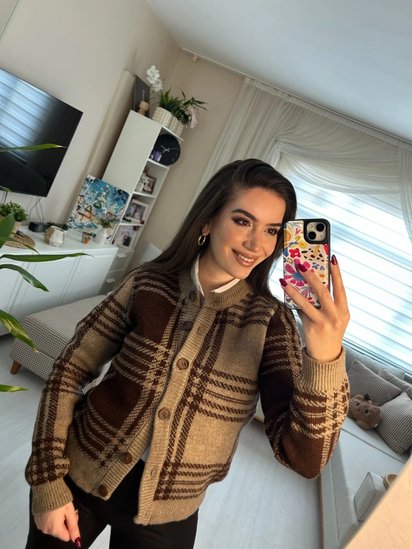 Kahverengi Ekose Desenli Düğmeli Triko Hırka