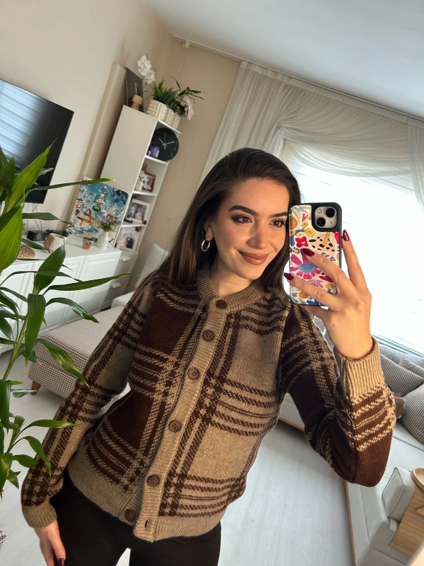 Kahverengi Ekose Desenli Düğmeli Triko Hırka