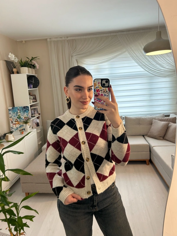 Krem Bordo Siyah Baklava Desenli Düğmeli Crop Triko Hırka