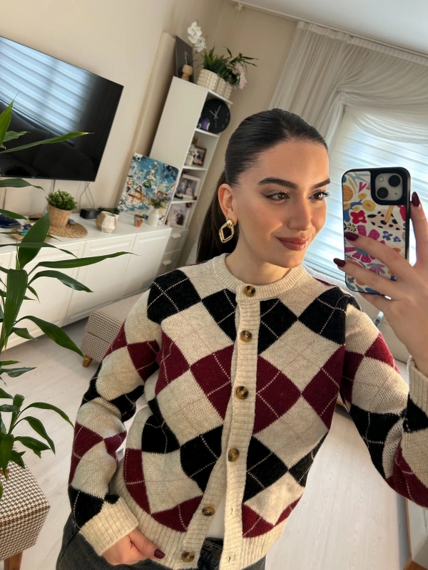 Krem Bordo Siyah Baklava Desenli Düğmeli Crop Triko Hırka