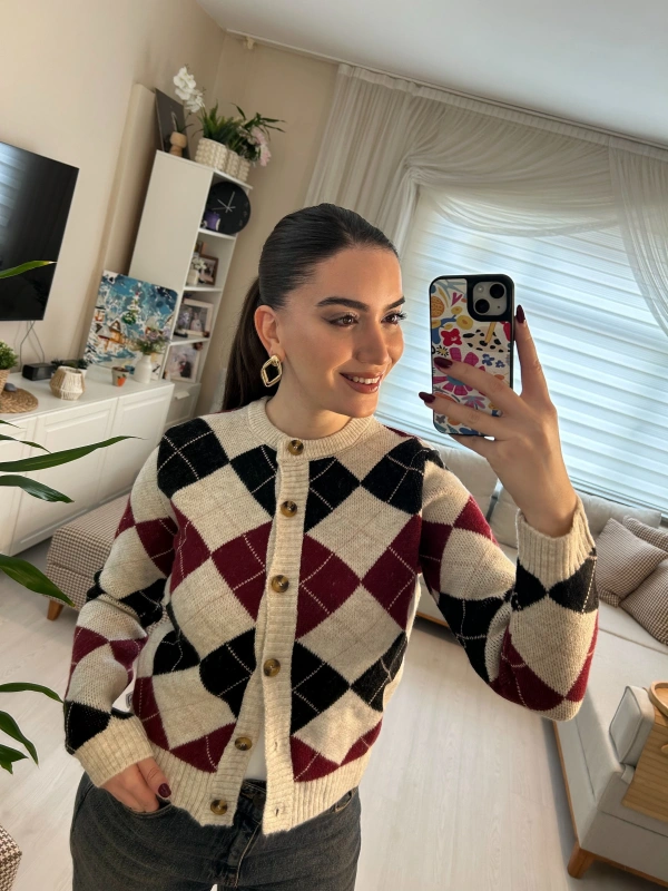 Krem Bordo Siyah Baklava Desenli Düğmeli Crop Triko Hırka