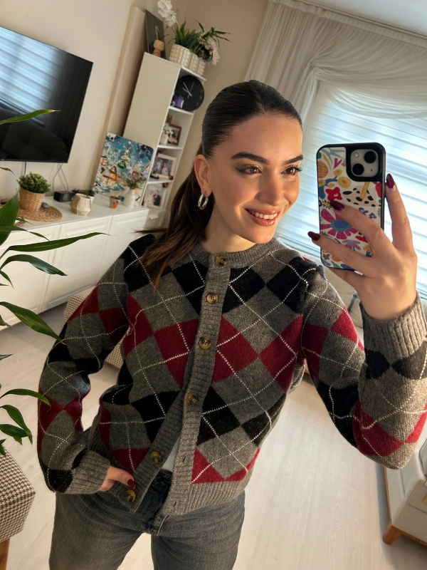 Gri Bordo Siyah Baklava Desenli Düğmeli Triko Hırka