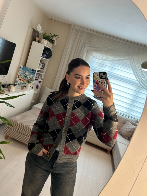 Gri Bordo Siyah Baklava Desenli Düğmeli Triko Hırka