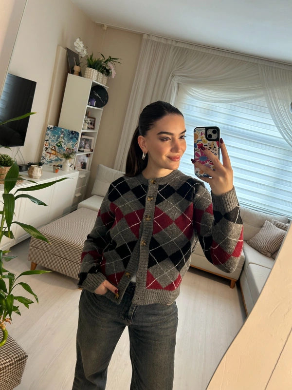 Gri Bordo Siyah Baklava Desenli Düğmeli Triko Hırka