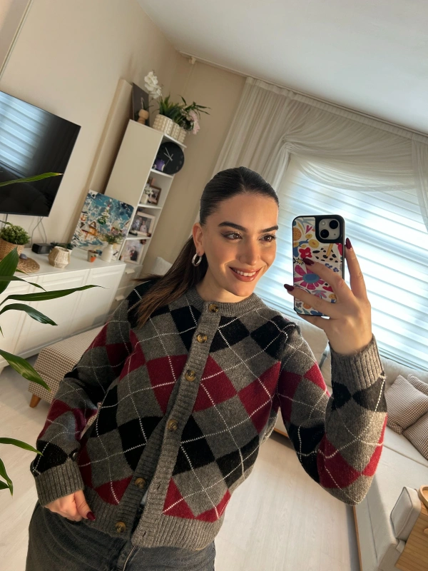 Gri Bordo Siyah Baklava Desenli Düğmeli Triko Hırka