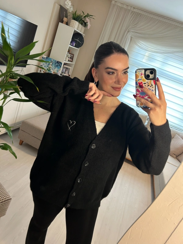 Siyah Kalp Nakışlı Düğmeli Salaş Triko Hırka