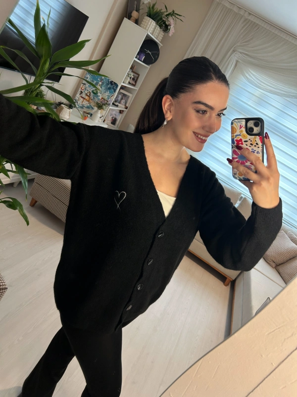 Siyah Kalp Nakışlı Düğmeli Salaş Triko Hırka