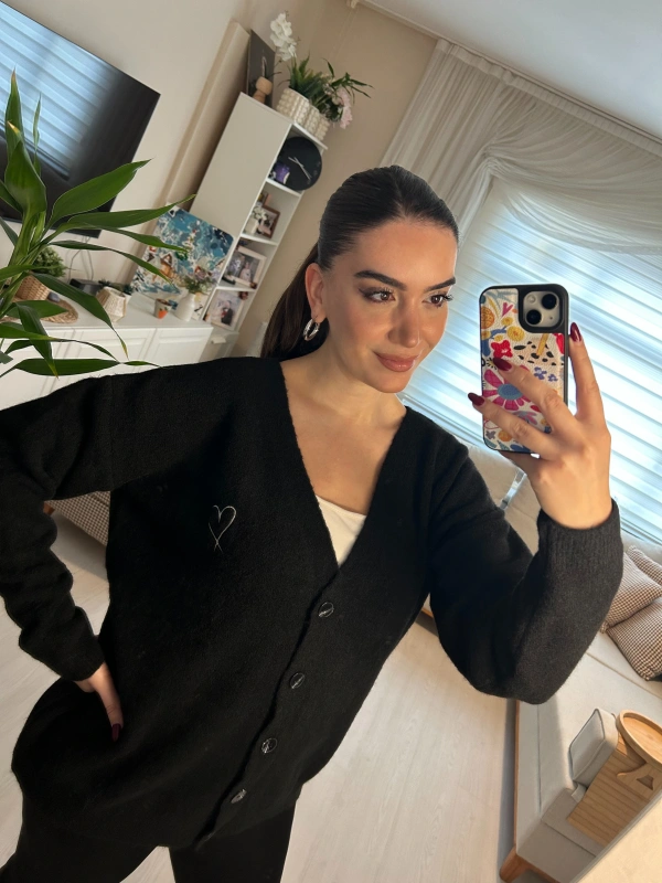 Siyah Kalp Nakışlı Düğmeli Salaş Triko Hırka