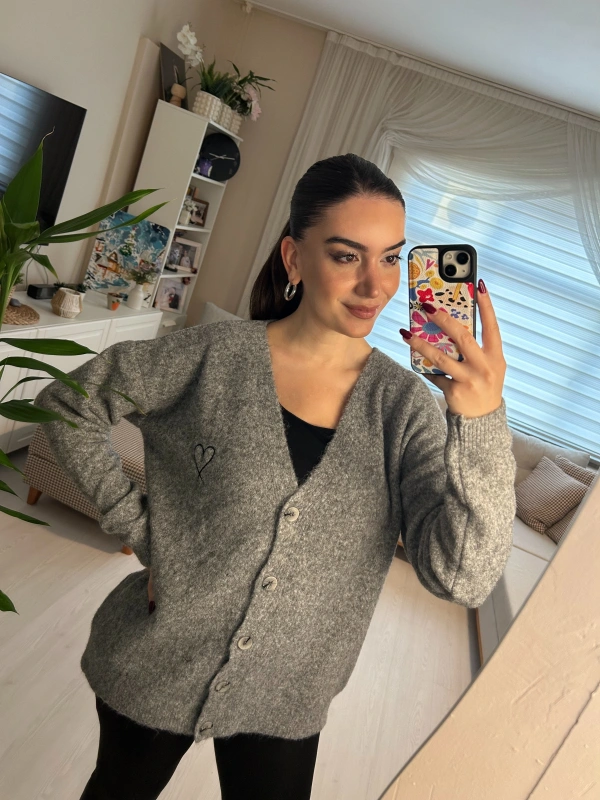 Gri Kalp Nakışlı Düğmeli Salaş Triko Hırka