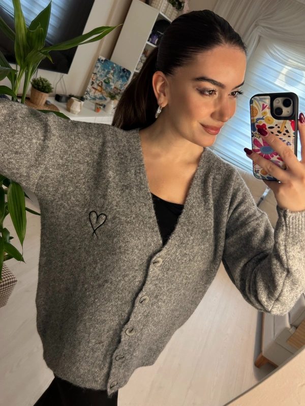 Gri Kalp Nakışlı Düğmeli Salaş Triko Hırka