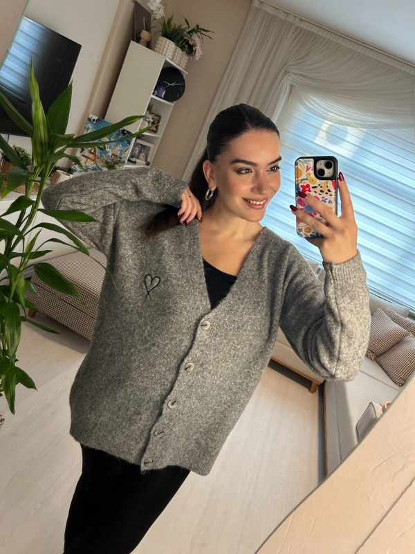 Gri Kalp Nakışlı Düğmeli Salaş Triko Hırka