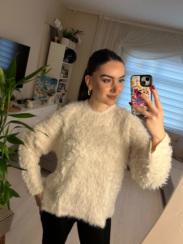 Krem Sakallı Tüylü Yumuşak Triko Kazak