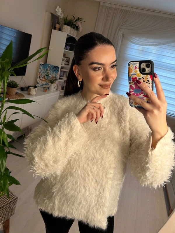 Krem Sakallı Tüylü Yumuşak Triko Kazak