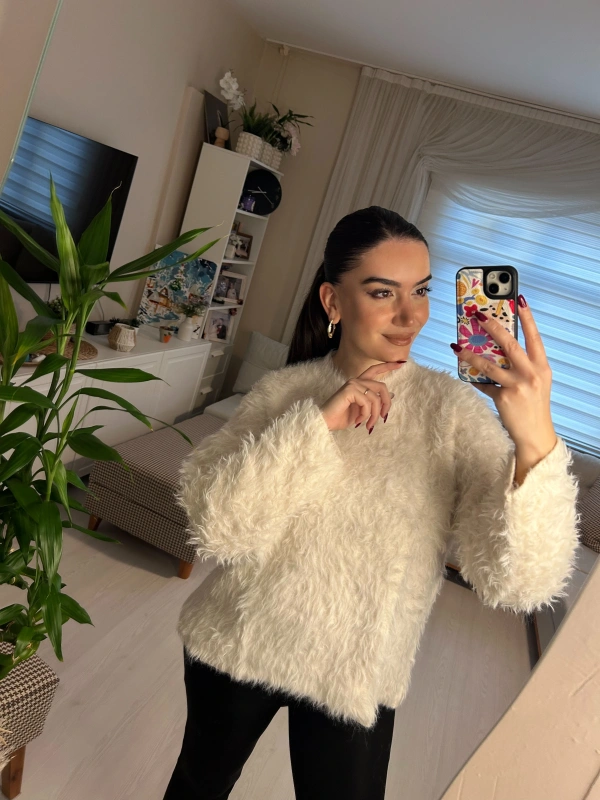 Krem Sakallı Tüylü Yumuşak Triko Kazak