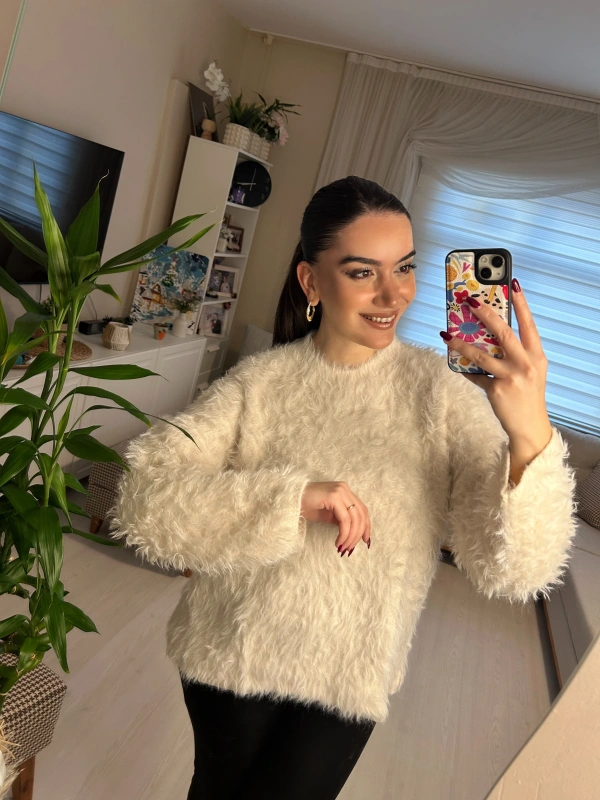 Krem Sakallı Tüylü Yumuşak Triko Kazak