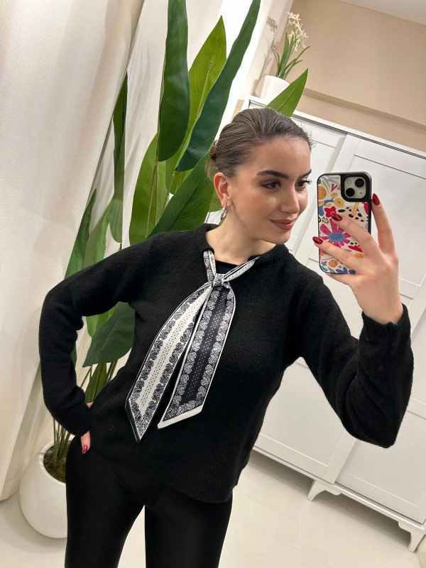 Siyah Fiyonklu Yaka Detaylı Uzun Kol Triko Kazak