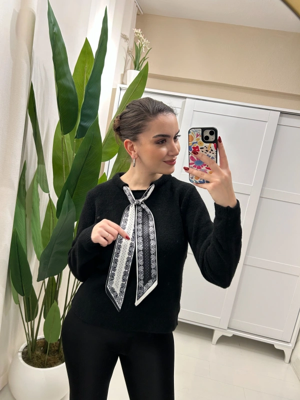 Siyah Fiyonklu Yaka Detaylı Uzun Kol Triko Kazak