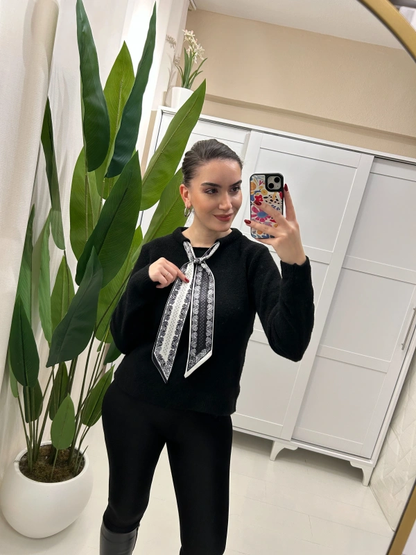 Siyah Fiyonklu Yaka Detaylı Uzun Kol Triko Kazak