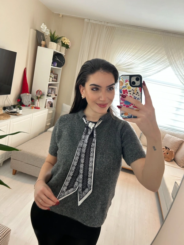 Gri Fiyonklu Yaka Detaylı Kısa Kol Triko Kazak