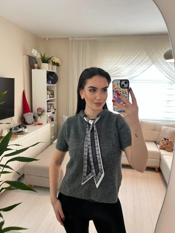 Gri Fiyonklu Yaka Detaylı Kısa Kol Triko Kazak