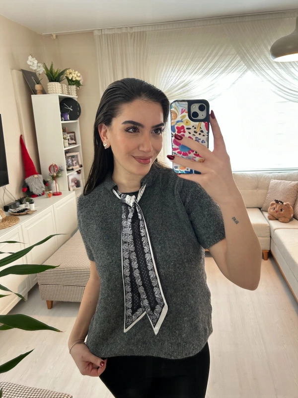 Gri Fiyonklu Yaka Detaylı Kısa Kol Triko Kazak
