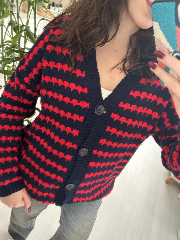 Kırmızı Desenli Lacivert Düğmeli Triko Hırka