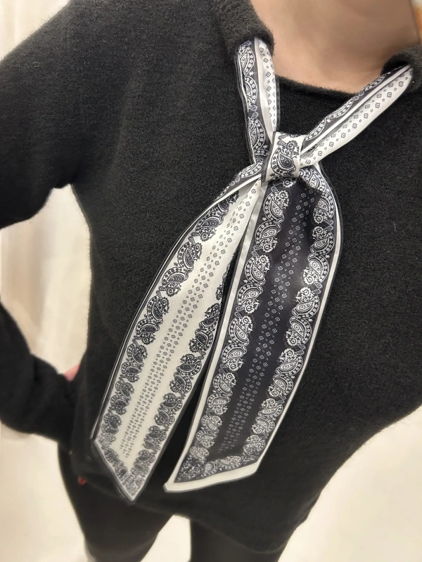 Siyah Fiyonklu Yaka Detaylı Uzun Kol Triko Kazak