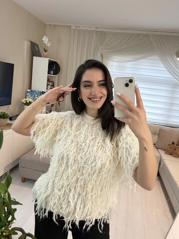 Beyaz Saçaklı Triko Bluz