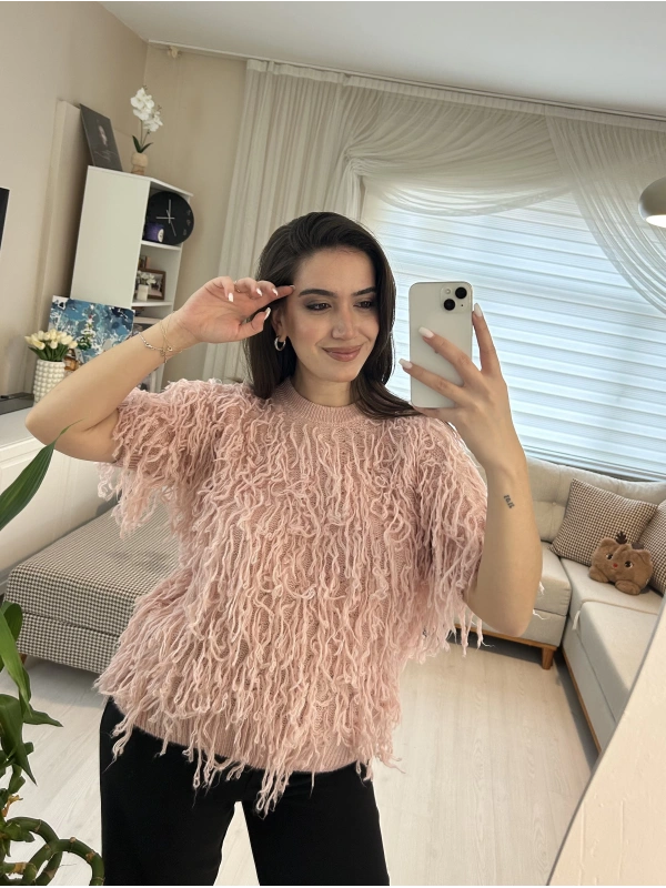 Pembe Saçaklı Kadın Triko