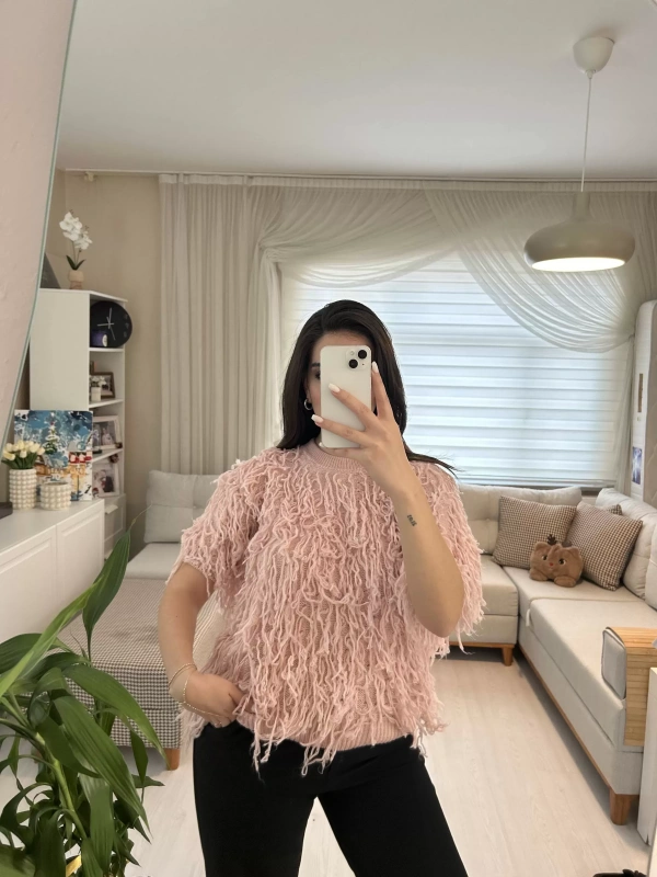 Pembe Saçaklı Kadın Triko