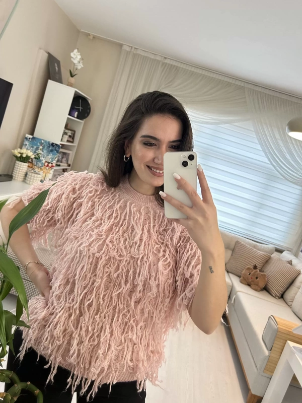 Pembe Saçaklı Kadın Triko
