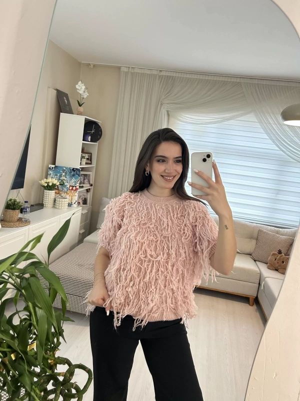 Pembe Saçaklı Kadın Triko