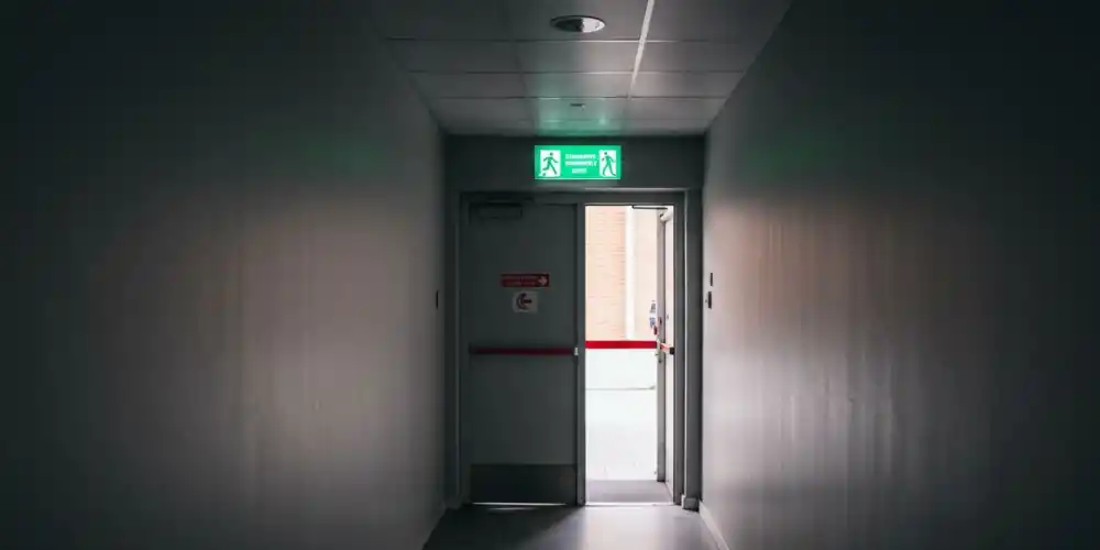 Acil Çıkış Levhası Nerelere Asılmalıdır? 