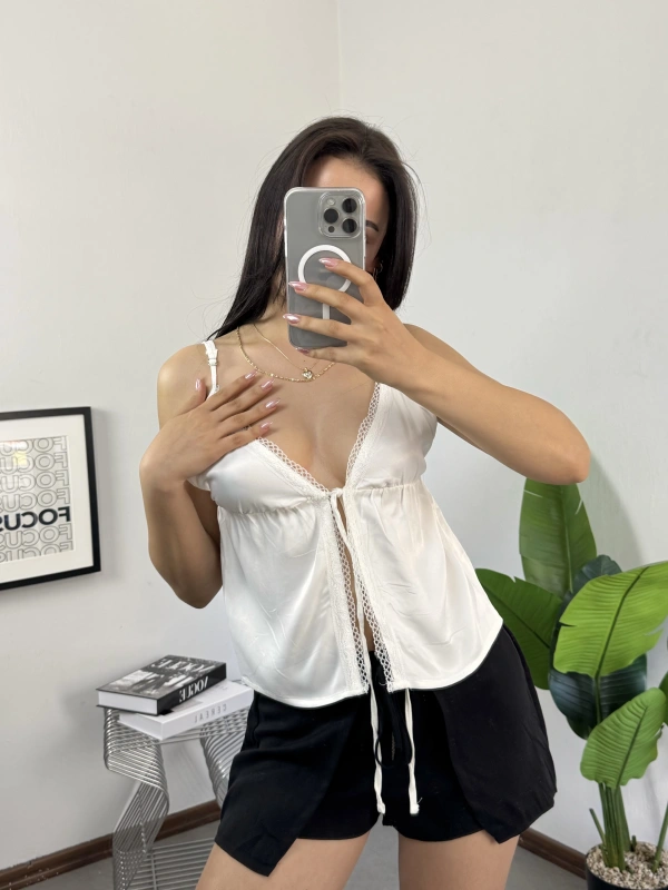 MNG Orj Marka Beyaz Dantel Bağlamalı Crop Bluz