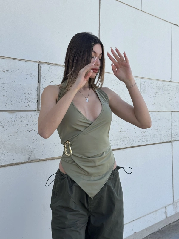 Asimetrik Kesim Haki Gold Tokalı Bluz