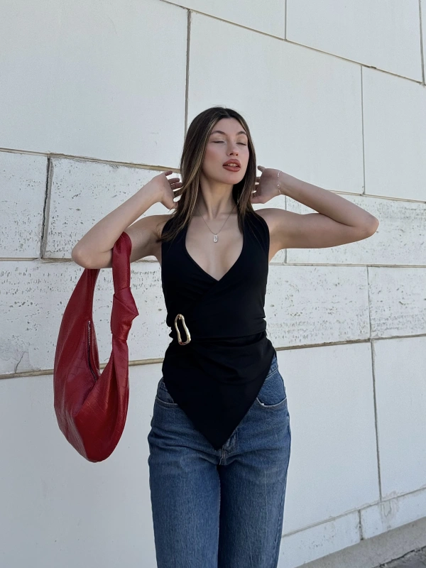 Asimetrik Kesim Siyah Gold Tokalı Bluz