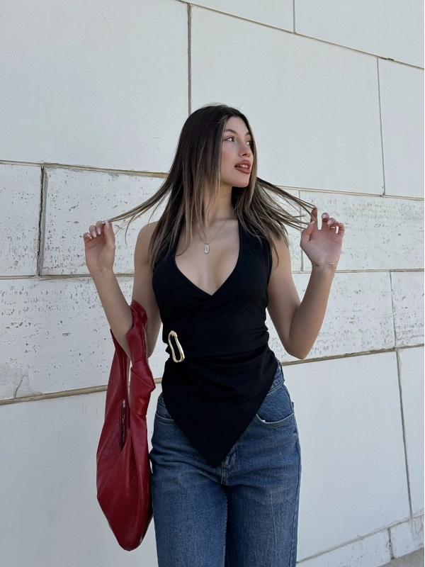 Asimetrik Kesim Siyah Gold Tokalı Bluz