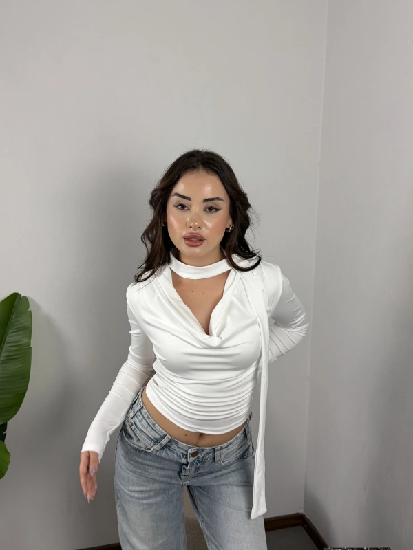 Choker Detaylı Drapeli Bluz Beyaz