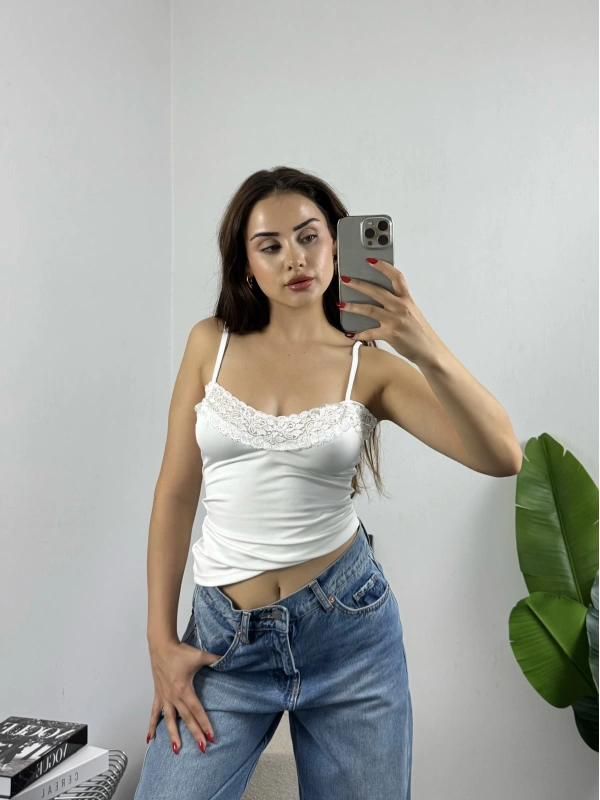Dantel Detaylı Beyaz Basic Uzun Croptop