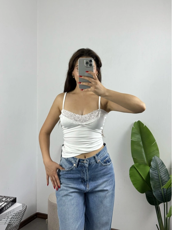 Dantel Detaylı Beyaz Basic Uzun Croptop